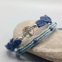 Makramee Armband 2in1 in Blautönen mit kleinen Acrylperlen und einem silberfarbenen Lebensbaum Bild 2