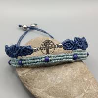 Makramee Armband 2in1 in Blautönen mit kleinen Acrylperlen und einem silberfarbenen Lebensbaum Bild 3