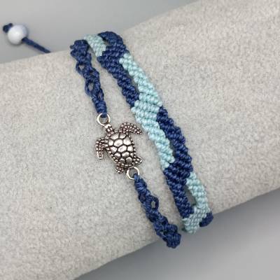 Makramee Armband 2in1 in Blautönen mit einem silberfarbenen Turtle