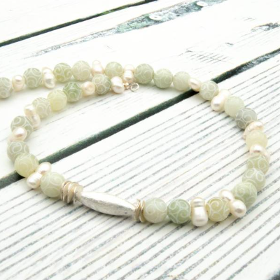 Außergewöhnliche Perlenkette mit Süßwasserperlen und Edelstein – Grün & Weiß – Unikat Geschenkidee