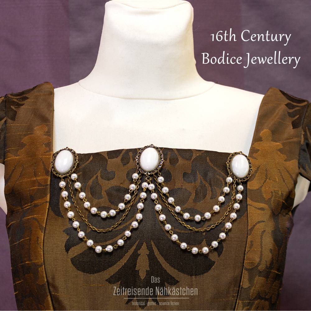 Elizabethanischer Gewandschmuck – Tudor Schmuckset mit weißem Achat & Perlenketten für Renaissance, Barock Bild 1