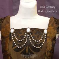 Elizabethanischer Gewandschmuck – Tudor Schmuckset mit weißem Achat & Perlenketten für Renaissance, Barock Bild 1