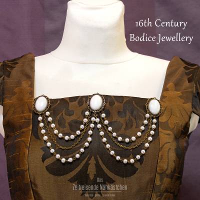Elizabethanischer Gewandschmuck – Tudor Schmuckset mit weißem Achat & Perlenketten für Renaissance, Barock