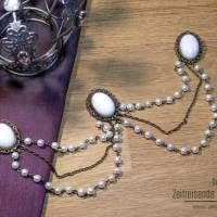 Elizabethanischer Gewandschmuck – Tudor Schmuckset mit weißem Achat & Perlenketten für Renaissance, Barock Bild 2