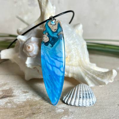 SurfGlow Surfbrett-Anhänger Maserholz & Harz – Fluoreszierend, Lederkette 45+5cm, Unikat