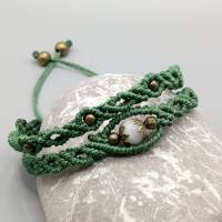 Makramee Armband 2in1 in grün mit einer weißen Glasperle und bronzefarbenen Metallperlen Bild 2
