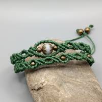 Makramee Armband 2in1 in grün mit einer weißen Glasperle und bronzefarbenen Metallperlen Bild 3