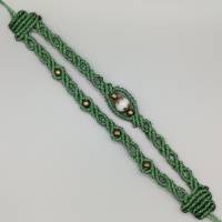 Makramee Armband 2in1 in grün mit einer weißen Glasperle und bronzefarbenen Metallperlen Bild 4