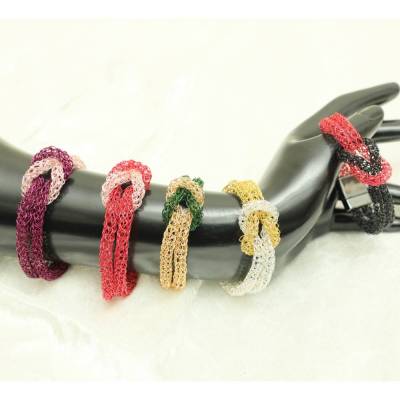 bicolor Armbänder gehäkelt aus lackiertem Draht mit Knoten im Mittelpunkt und rechteckigem Magnetverschluss