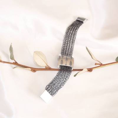 aus lackiertem Draht gehäkelte flache Armbänder in drei Farben mit versilbertem Spacer und Magnetverschluss
