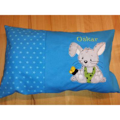 Kinderkissen mit Namen - Hasi mit Schmetterling personalisierbar (Gr. 50x30 cm)