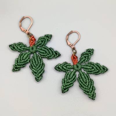 Makramee Ohrhänger Motiv Stern in grün mit bronzefarbenem Verschluss