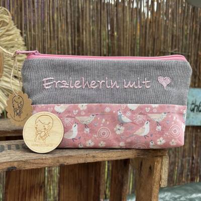 Erzieherin mit Herz – Rosa gemustertes Schlampermäppchen als Geschenk | Federmappe Stiftemappe personalisiert
