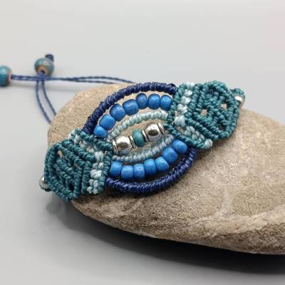 Makramee Armband in blau und petrol mit silberfarbenen Metallperlen und blauen Acrylperlen