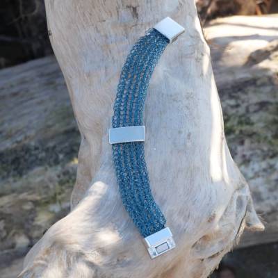 Statement-Armbänder in drei Farben - gehäkelt aus lackiertem Draht - mit Spacer und Magnetverschluss