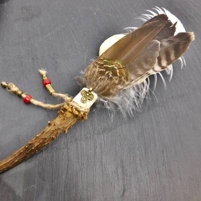 Räucherfeder, Räucherfächer mit Rehbock-Geweih und Perlen