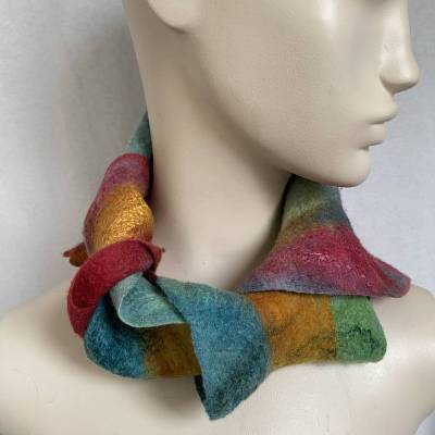 Handgefilzter Damenschal aus Wolle (Merino) in Wellenoptik - Winter Accessoire, Geschenkidee, 119x12 cm