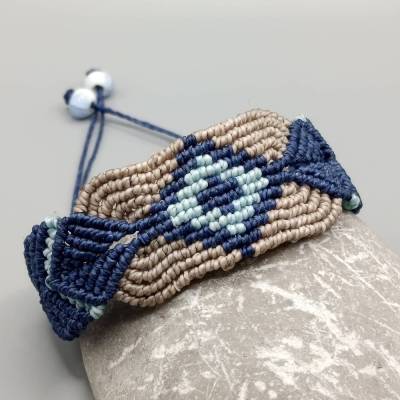 schlichtes Makramee Armband in Blautönen und beige