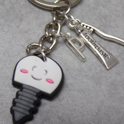 Personalisierbarer Zahnarzt Schlüsselanhänger – Glücksbringer Zahnbürste Zahnpasta, Geschenk für Zahnärzte & ZMF