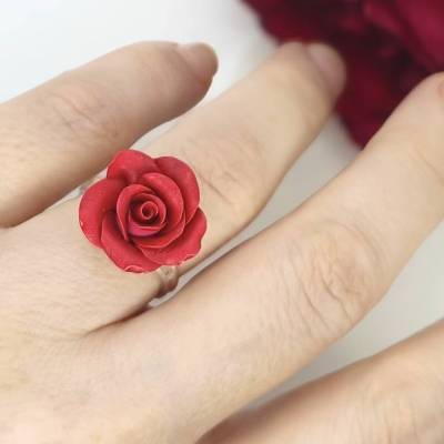 Dunkelroter Rosenring verstellbar aus Polymer Clay, Blumen Geschenk für Blumenliebhaber