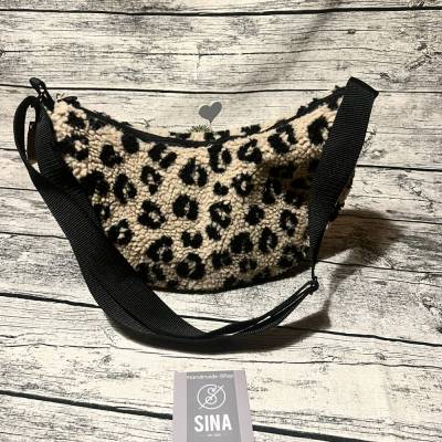 Kuschelige Leo-Teddy-Plüsch Moonbag-Halbmondtasche-Bananentasche -beige-schwarz-hellbraun - Musthave Crossbody