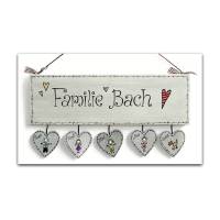 personalisiertes Hochzeitsgeschenk Türschild Familie mit Herzanhänger | Geschenk für das Brautpaar | Holzschild Bild 1