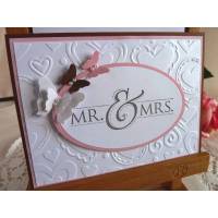 Hochzeitskarte mit geprägtem Herz-Hintergrund und Schmetterlingen. Mr. & Mrs. Bild 1