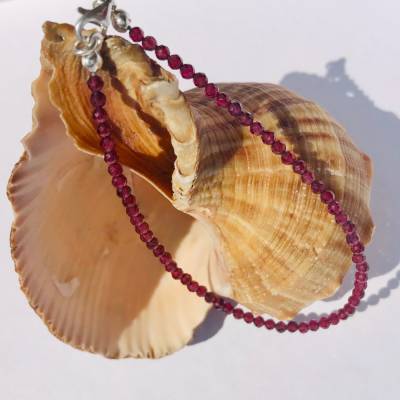 Handgefertigtes Granat-Armband – Zart, funkelnd & einzigartig