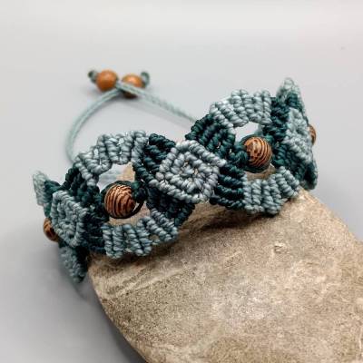 Makramee Armband in blau und petrol mit Holzperlenerlen