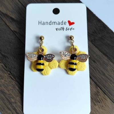 Biene an einer Wabe – Frühlingshafte Ohrringe aus 18k Edelstahl