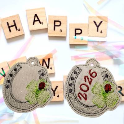 Stickdatei Glücksbringer Anhänger ITH Set 2601 – Schlüsselanhänger Hufeisen, Kleeblatt 2026 -2030