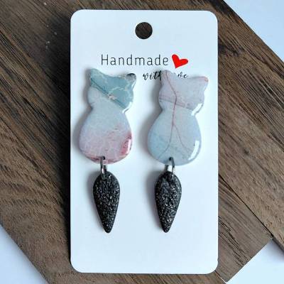 Katzenanhänger lang – Handgemachter Schmuck aus PolymerClay und Edelstahl