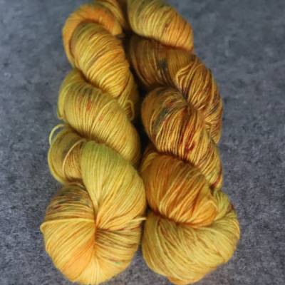 100g handgefärbter Wollstrang 4fädig