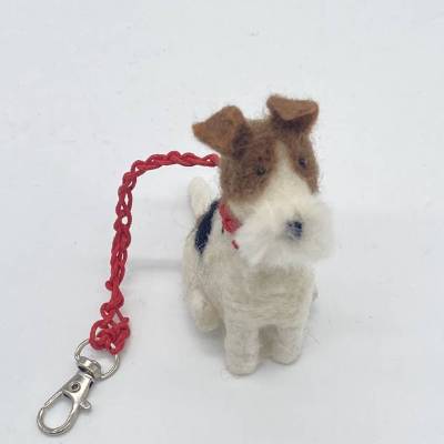 Autospiegel-, Taschen-Anhänger Foxterrier - Filz-Hund bewacht das Auto seiner Besitzer oder die Tasche