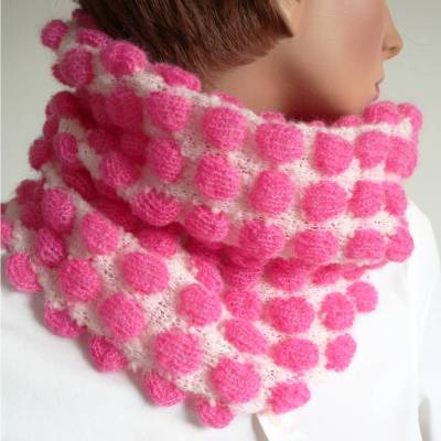 Loopschal rose aus Mohair, gestrickter Schlupfschal mit Muster, Winter Rundschal
