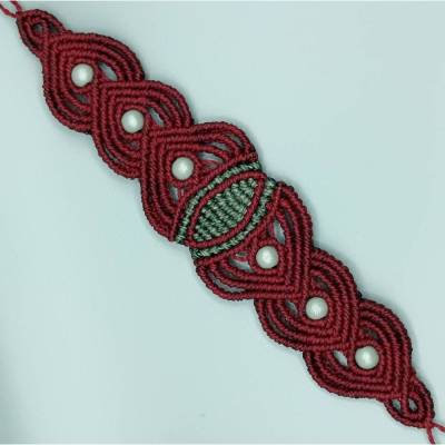 bezauberndes Makramee Armband in weinrot und olivgrün mit hellgrünen Holzperlen