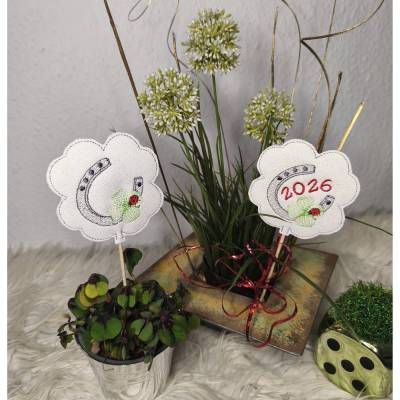 Stickdatei Glücksbringer Blumenstecker ITH Set 2607 – Hufeisen, Kleeblatt & Marienkäfer 2026 bis 2030