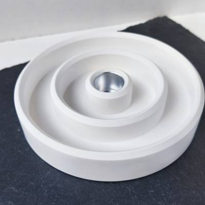 Kerzenteller (Ø 14 cm) in Weiß – Handgefertigter Kerzenhalter mit Metalleinsatz