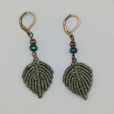 Makramee Ohrhänger Motiv Blatt in olivgrün mit einer grünen Holzperle und einer bronzefarbenen Metallperle