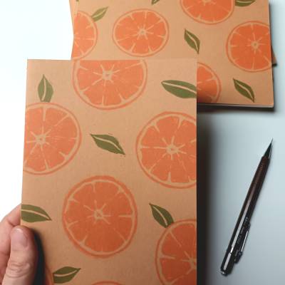 Notizheft & Skizzenheft mit handgedrucktem Orangenmotiv – Kraftpapier, DINA5, Unikat