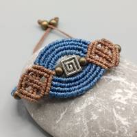 Makramee Armband in denimblau und braun mit einer silberfarbenen Metallperle und kleinen bronzefarbenen Perlen Bild 1