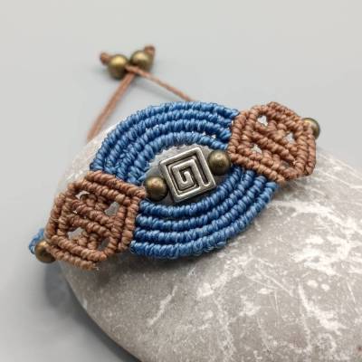 Makramee Armband in denimblau und braun mit einer silberfarbenen Metallperle und kleinen bronzefarbenen Perlen
