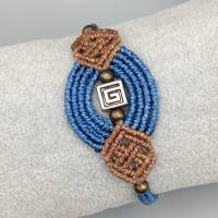 Makramee Armband in denimblau und braun mit einer silberfarbenen Metallperle und kleinen bronzefarbenen Perlen Bild 2