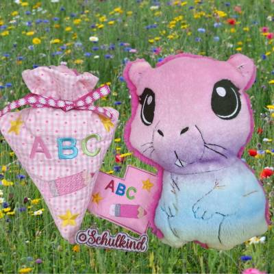 Stickdatei Einschulung Set mit Schlüsselanhänger, Schultüte, Kuscheltier & Lesezeichen – In the Hoop für Stickmaschine