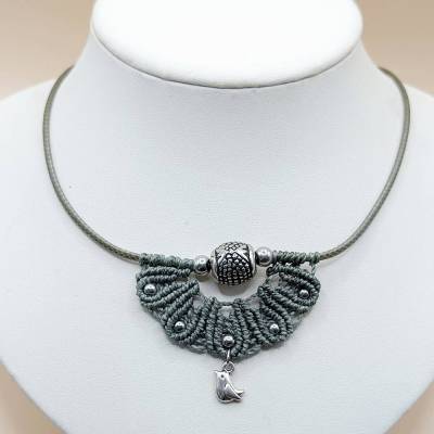 Makramee Kette in olivgrün mit silberfarbenen Metallperlen und einem Vogel Anhänger