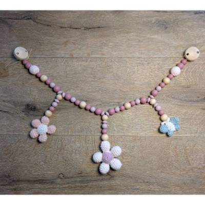 Kinderwagenkette mit handgehäkelten Blumen und Schmetterling Farbe Rosa/Altrosa