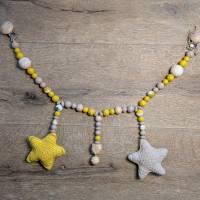 Kinderwagenkette mit gehäkelten Sternen und Glöckchen Farbe Sonnengelb und Braun
