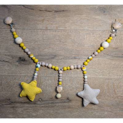 Kinderwagenkette mit gehäkelten Sternen und Glöckchen Farbe Sonnengelb und Braun