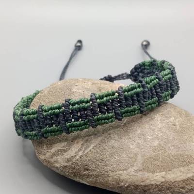 Makramee Armband für den Mann in dunkelgrau und grün