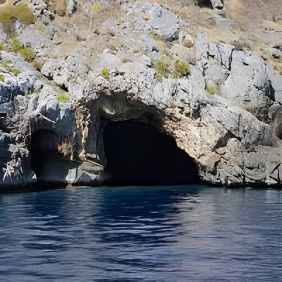 Sonnendurchfluteter Höhleneingang an der kalabrischen Küste – Unterwasser- und Küstenmotiv als digitaler Download